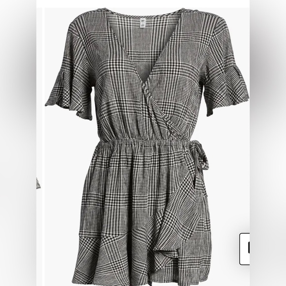 BP. Nordstrom Glen Plaid Wrap Short Sleeve Shorts Romper. Size Med blue & white - Picture 2 of 14